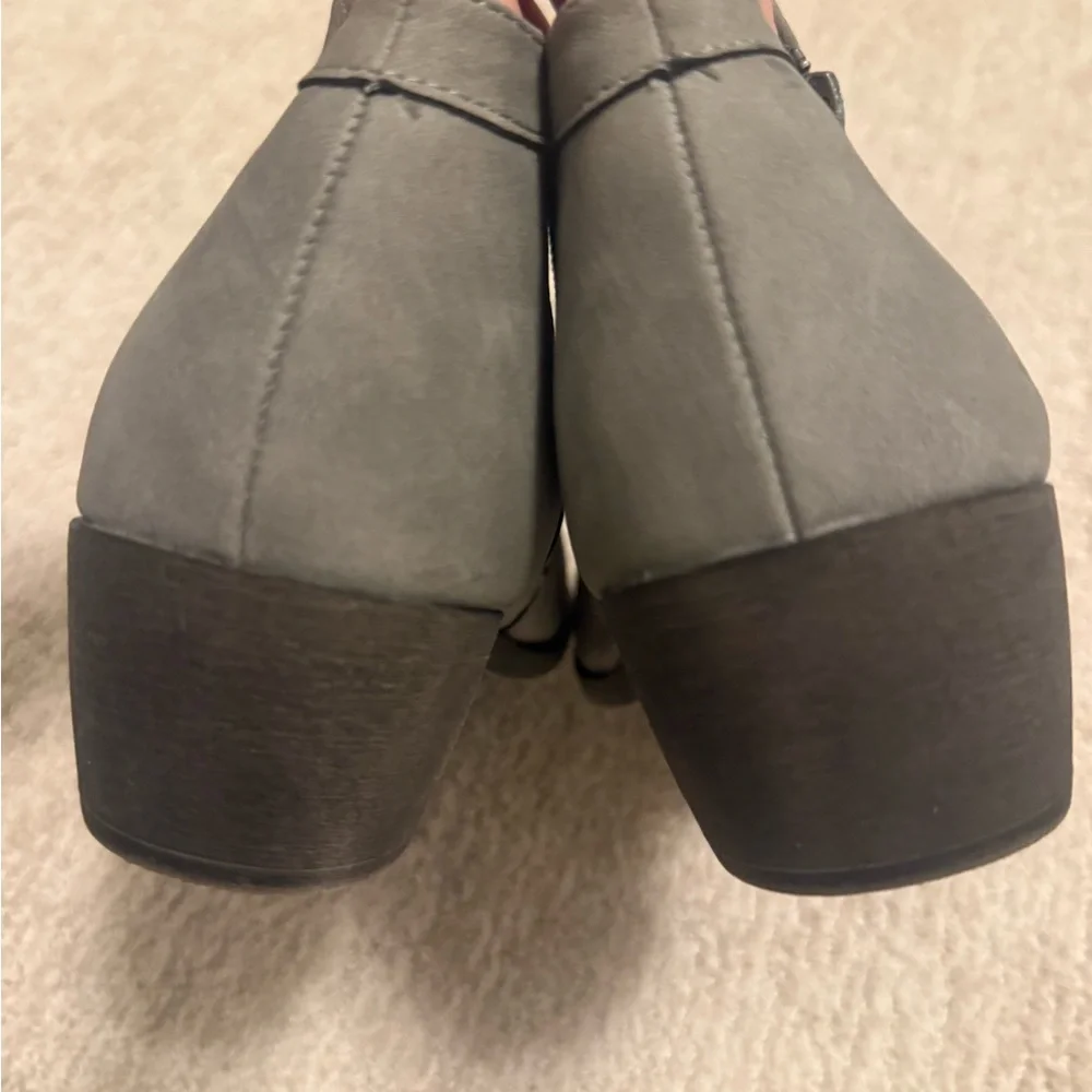 Women’s Gray Women's Ankle Boots Maurice’s Excellent Used‎ Condition Size 11M